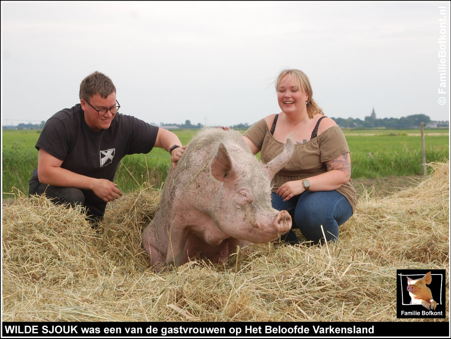 WILDE SJOUK als een van de gastvrouwen op Het Beloofde Varkensland